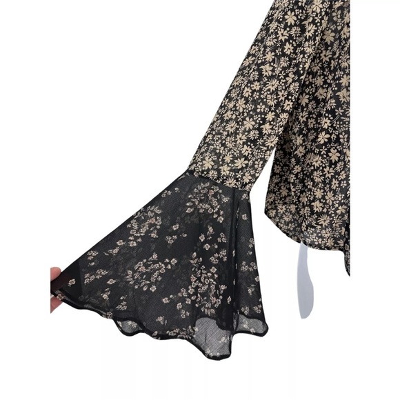 Free People printed Boho flare sleeve blouse EUC - Picture 11 of 16